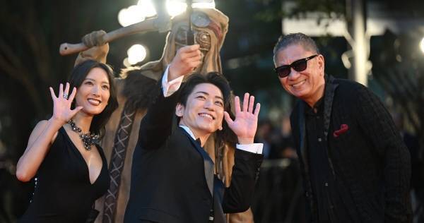 亀梨和也、菜々緒らと笑顔で自撮り　“怪物”に気遣いも「視界が悪いと思うので」