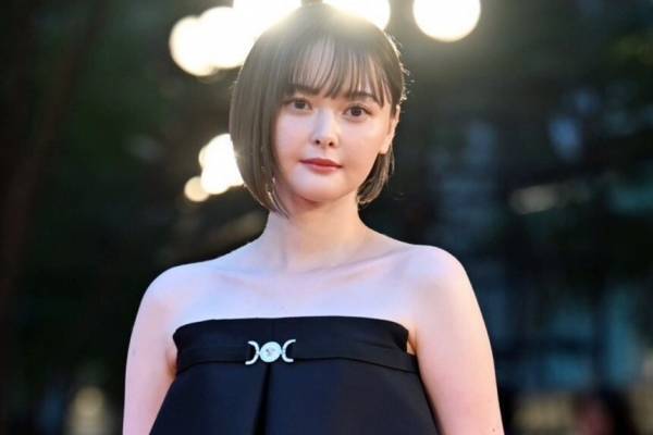 玉城ティナ、美スタイル際立つドレス姿で魅了　審査員として東京国際映画祭に参加
