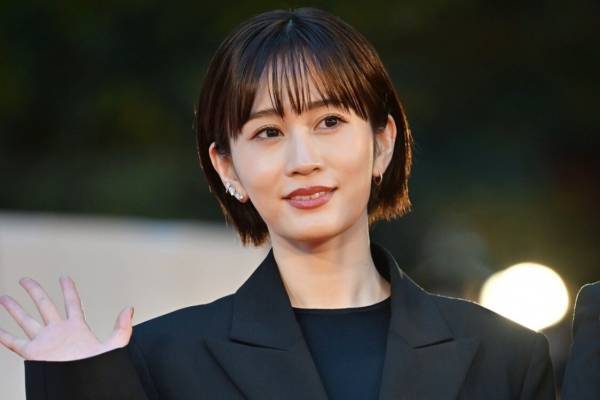 前田敦子、美脚のぞく黒ドレス姿で魅了　TIFFレッドカーペット彩る