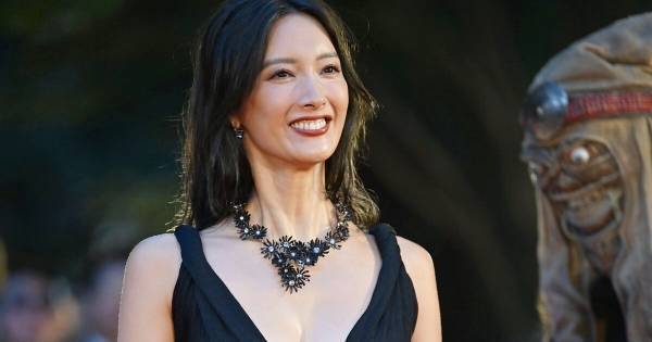 菜々緒、胸元ざっくりセクシードレスで色気放つ　美背中も大胆披露