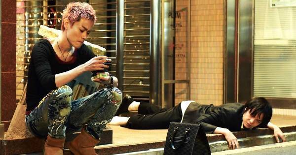 酔い潰れた岡山天音、ピンク髪の菅田将暉…『笑いのカイブツ』場面写真