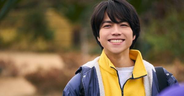 重岡大毅、満面の笑みと一心に舞台を見つめる対照的な表情　『閉ざ雪』場面写真