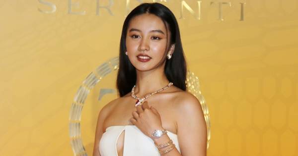 Koki,美バストのぞくドレスで魅了　ブルガリのジュエリー身に着け笑顔