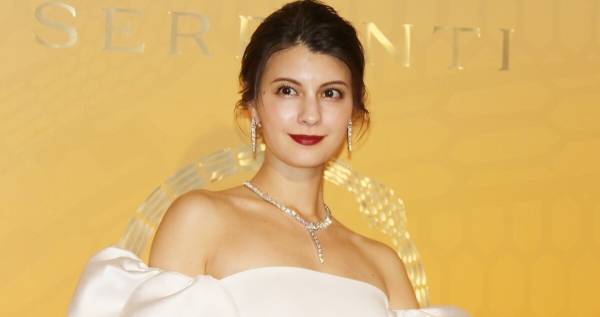 マギー、デコルテあらわなドレスで魅了　ブルガリのジュエリー輝かせる