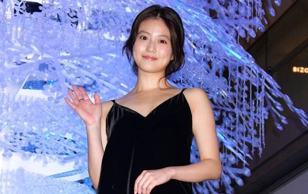 今田美桜、黒のドレス姿でイルミネーション点灯式｢大切な人と素敵な時間を｣