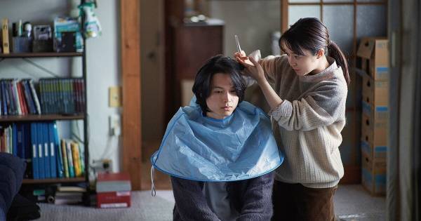 松村北斗の髪を上白石萌音が切ろうとする姿　『夜明けのすべて』場面写真