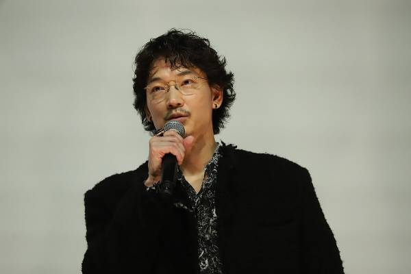 綾野剛、“ピンク映画のレクイエム”『花腐し』からは「映画の匂いが沸き立っていた」