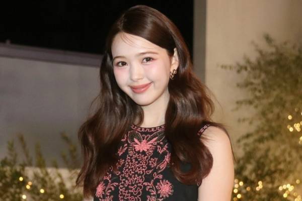 藤田ニコル、ノースリドレスでほっそり二の腕見せ　バタフライ刺しゅうで華やかに