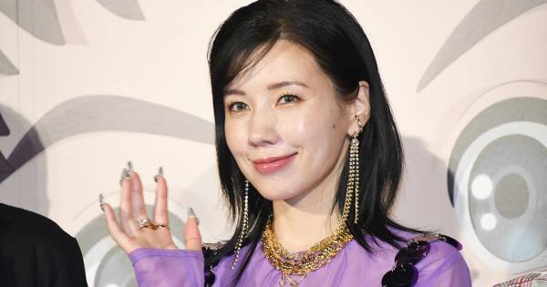 仲里依紗、煌びやかな“ミラーボール”風衣装から美脚のぞかせる