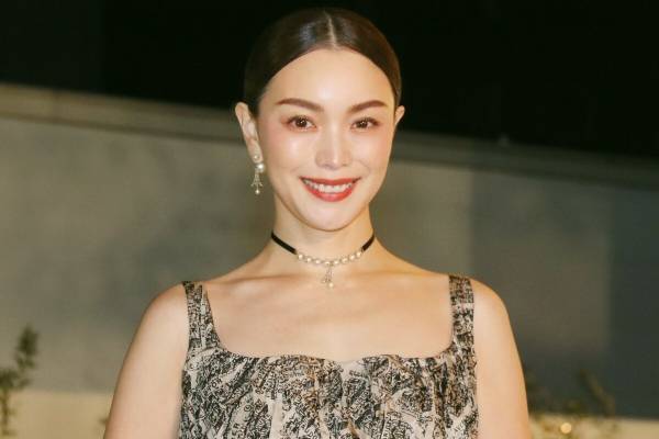 蛯原友里、44歳も変わらぬ美貌　デコルテ＆背中あらわなドレスで魅了