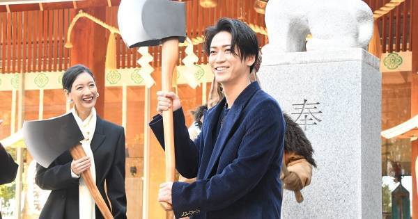 亀梨和也、“斧風”木槌を振りかざす　力強い餅つきで『怪物の木こり』大ヒットを祈願