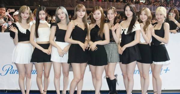 NiziU、美脚あらわな衣装で魅了　「MTV VMAJ」プレイベント登場に会場沸く