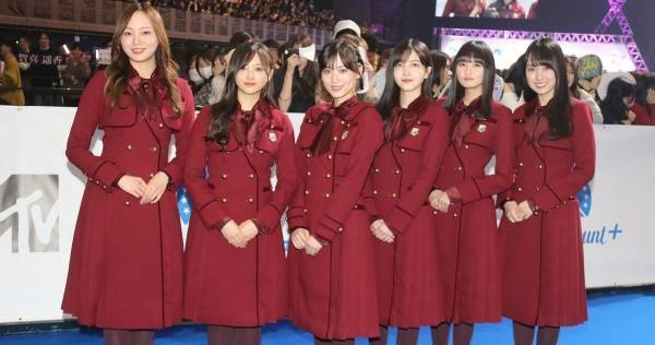 乃木坂46、ブルーカーペットに緊張「背筋が伸びる思い」 赤衣装で観客魅了