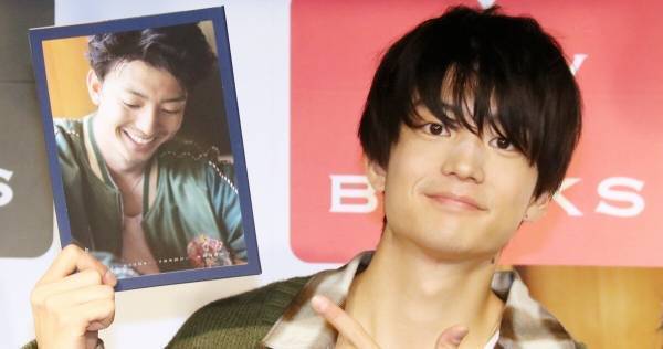 伊藤健太郎「クールだけじゃないんだぞ俺は!(笑)」カレンダーで新鮮な笑顔カット