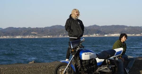 倉悠貴&amp;醍醐虎汰朗、“2ケツ”でバイクを飛ばす青春シーン　『OUT』本編映像