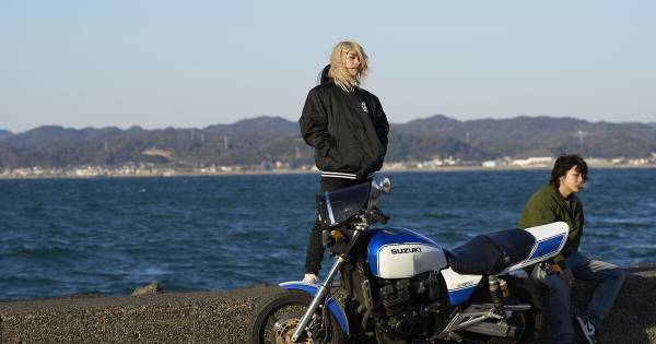 倉悠貴&醍醐虎汰朗、“2ケツ”でバイクを飛ばす青春シーン　『OUT』本編映像