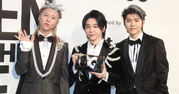 Mrs. GREEN APPLE、GQアワードのトロフィー受け取り受賞実感「光栄で胸がいっぱい」