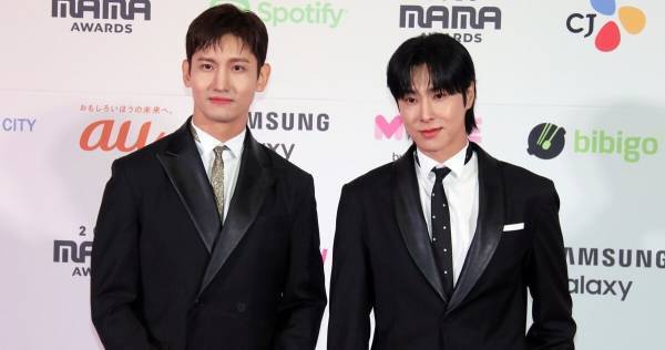 東方神起、ブラックスーツでオーラ放つ 「MAMA」レッドカーペット登場