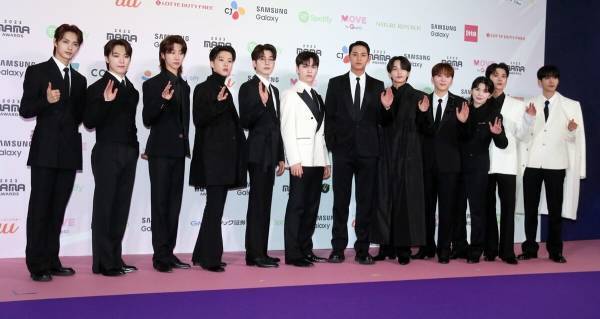 SEVENTEEN、黒×白スーツでオーラ放つ 「MAMA」レッドカーペット登場