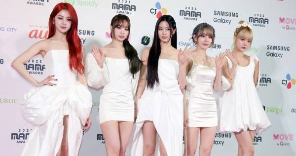 LE SSERAFIM、美脚＆デコルテあらわな純白衣装で輝き放つ 「MAMA」レッドカーペット