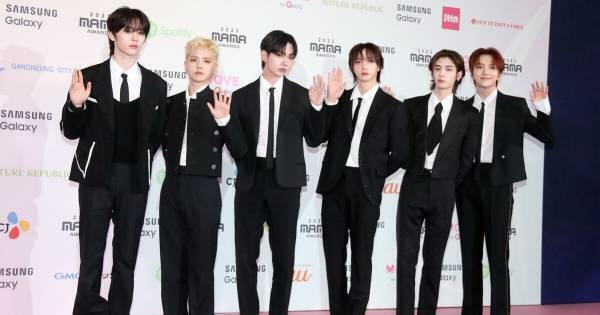 BOYNEXTDOOR、ブラック衣装で「MAMA」レッドカーペット登場　ウナクは誕生日祝われ笑顔