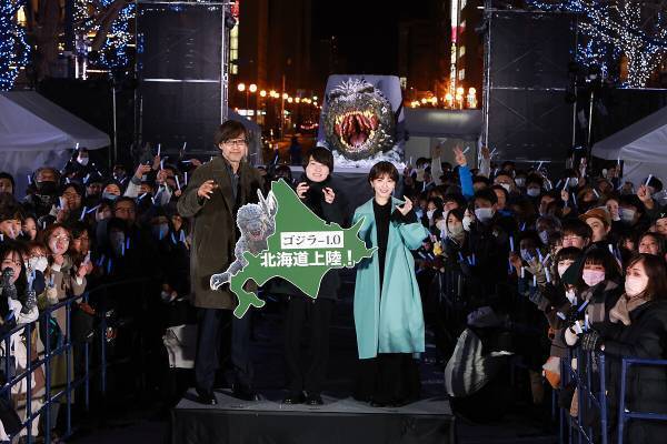神木隆之介・浜辺美波、北海道に登場! ゴジラ襲来トラック労い「頑張ってくれましたね」