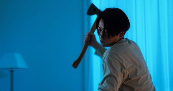 亀梨和也、殺人鬼“怪物の木こり”の斧を暗闇で振りかざし…『怪物の木こり』場面写真