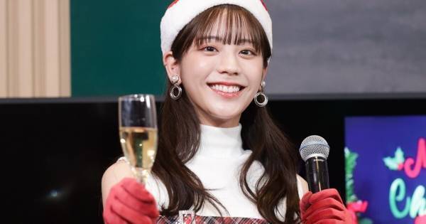 貴島明日香、シースルーワンピで美脚見せ「おしゃれなサンタさんを着てきました」