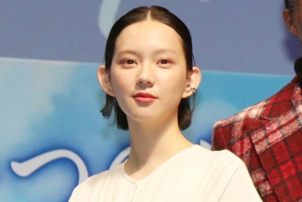 中島セナ、透明感際立つ白ワンピで魅了　『スター・ウォーズ』ファンだと明かす