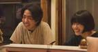 杉咲花、“恋人”若葉竜也と居酒屋のカウンターで満面の笑み　『市子』場面写真