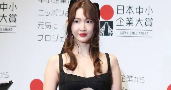 紗栄子、谷間チラリ＆背中パックリ　大胆ドレスで色気放つ