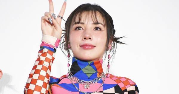 仲里依紗、ボディラインあらわド派手カラフルドレスから美脚のぞかす