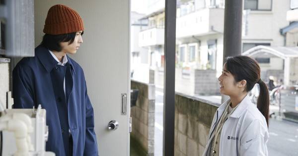 山添くん(松村北斗)、藤沢さん(上白石萌音)が家に来て困惑　『夜明けのすべて』場面写真