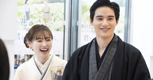 福原遥&水上恒司、サプライズで観客をお見送り　報道陣にも新年の挨拶