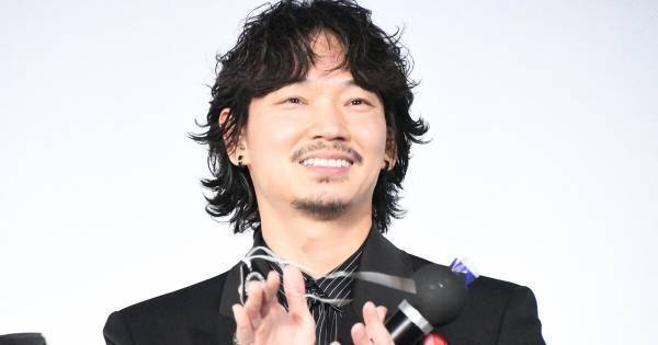 綾野剛、主演映画舞台挨拶で「紅だぁ～!」シャウト　歌う時は「情念を込めて」