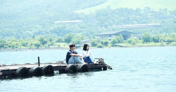 山田涼介&浜辺美波、湖畔で静かに腰掛ける　『サイレントラブ』場面&メイキング写真