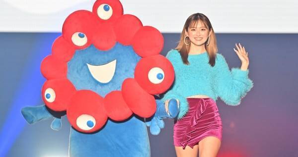 ゆうちゃみ、超ミニスカで美脚披露　ミャクミャクと笑顔でランウェイ