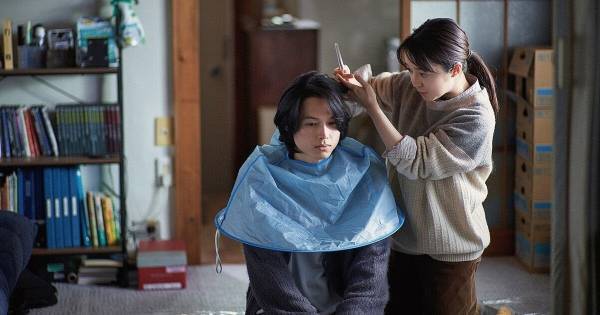 上白石萌音、松村北斗の自毛にハサミを入れる　一度きりのチャンスに緊張感