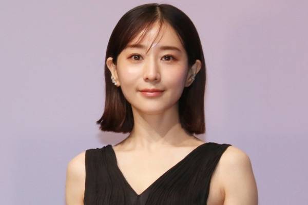 田中みな実、亀梨和也との熱愛報道後初の公の場　交際質問に無言も微笑み浮かべポーズ