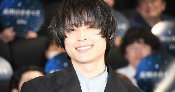 松村北斗、上白石萌音と夫婦演じた朝ドラ『カムカム』で人見知り「1人でイヤホンして…」