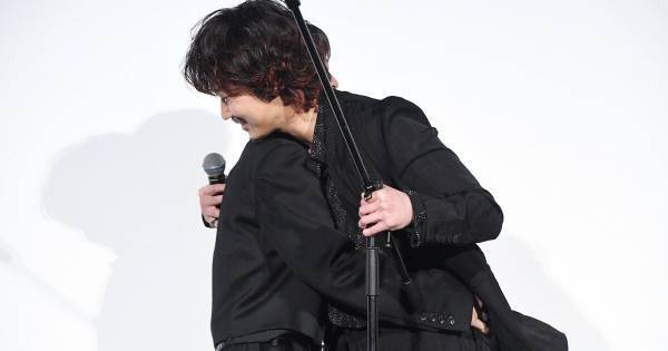 綾野剛、齋藤潤の手紙に感激で熱いハグ「これからもずっと……」