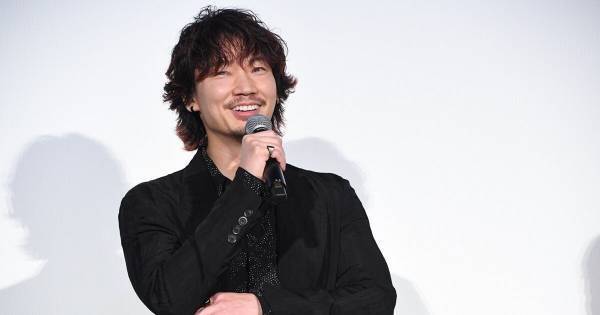 綾野剛、“紅”色のニューヘアカラー披露「どうにも紅に寄っていってしまう」