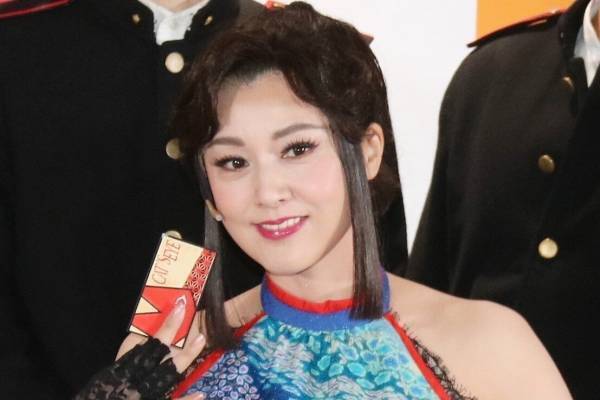 藤原紀香、美スタイル際立つ衣装で魅了　舞台『キャッツアイ』は「着替えとの勝負」