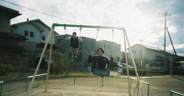 松村北斗&上白石萌音、公園ではしゃいでブランコ『夜明けのすべて』メイキング