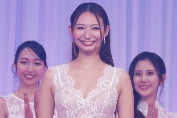 K-1 GIRLS・うらら、美谷間のぞくドレスで魅了　ベストガールズ賞を受賞