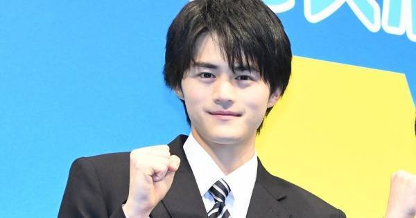 鈴鹿央士、自身の制服姿に不安「まだいけてます…?」　自己紹介で名前を間違えるハプニングも