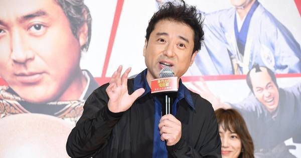 ムロツヨシ、2年ぶりの黒髪に照れ「モザイクかけて」　本多力の迷MCに困惑