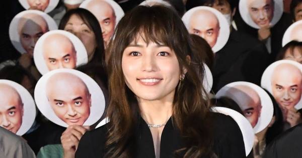 川口春奈、ボディライン際立つ黒の“女スパイ”風衣装で魅了
