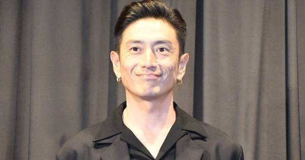 伊勢谷友介、俳優復帰作の舞台挨拶に登場「大変ご無沙汰しております」