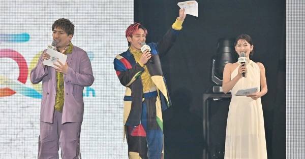 山本里菜、EXITとTGC司会初タッグ　素肌輝く肩出しロングドレスで登場